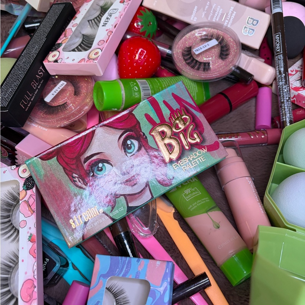 Full box of makeup, wholesale prices. 300 units. 💄 New.